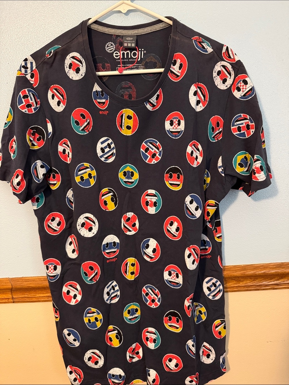 Emoji™ Men’s Black Short Sleeve Graphic Tee Size Large
